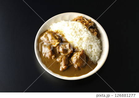 大きな鶏肉がゴロゴロと入っているチキンカレーを黒背景で撮影 126881277