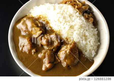 大きな鶏肉がゴロゴロと入っているチキンカレーを黒背景で撮影 126881286