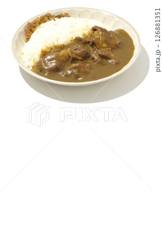 大きな鶏肉がゴロゴロと入っているチキンカレーを白背景で撮影 大きな鶏肉がゴロゴロと入っているチキンカレーを白背景で撮影 126881351