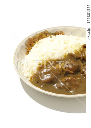 大きな鶏肉がゴロゴロと入っているチキンカレーを白背景で撮影 大きな鶏肉がゴロゴロと入っているチキンカレーを白背景で撮影 126881355