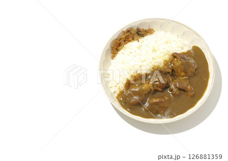 大きな鶏肉がゴロゴロと入っているチキンカレーを白背景で撮影 126881359