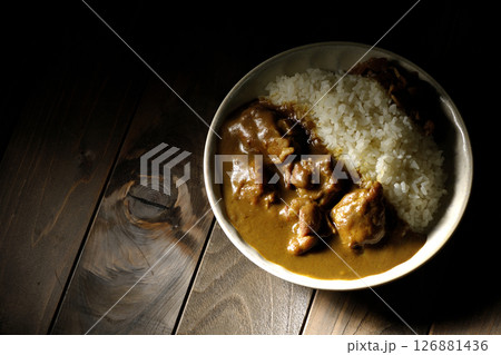 大きな鶏肉がゴロゴロと入っているチキンカレー 126881436