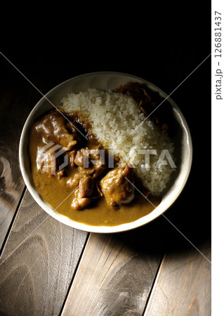 大きな鶏肉がゴロゴロと入っているチキンカレー 126881437