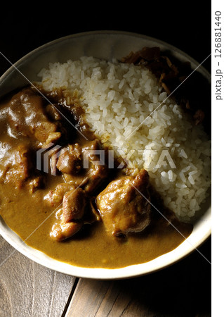 大きな鶏肉がゴロゴロと入っているチキンカレー 126881440