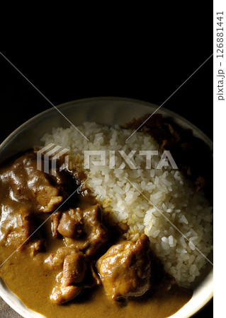 大きな鶏肉がゴロゴロと入っているチキンカレー 126881441