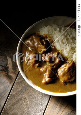 大きな鶏肉がゴロゴロと入っているチキンカレー 126881443