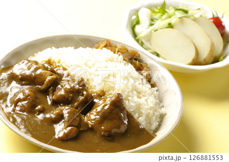 大きな鶏肉がゴロゴロと入っているチキンカレーとじゃがいもサラダ 大きな鶏肉がゴロゴロと入っているチキンカレーとじゃがいもサラダ 126881553