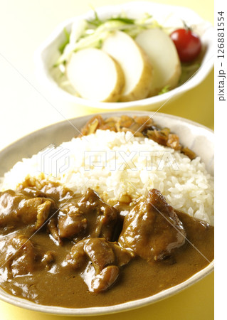 大きな鶏肉がゴロゴロと入っているチキンカレーとじゃがいもサラダ 大きな鶏肉がゴロゴロと入っているチキンカレーとじゃがいもサラダ 126881554