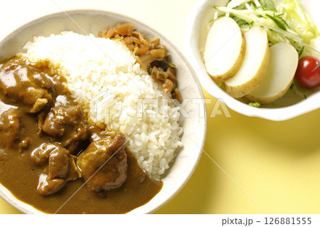 大きな鶏肉がゴロゴロと入っているチキンカレーとじゃがいもサラダ 大きな鶏肉がゴロゴロと入っているチキンカレーとじゃがいもサラダ 126881555