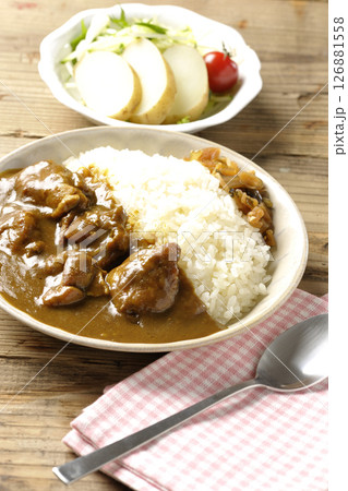 大きな鶏肉がゴロゴロと入っているチキンカレーとじゃがいもサラダ 126881558