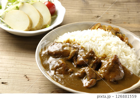 大きな鶏肉がゴロゴロと入っているチキンカレーとじゃがいもサラダ 126881559
