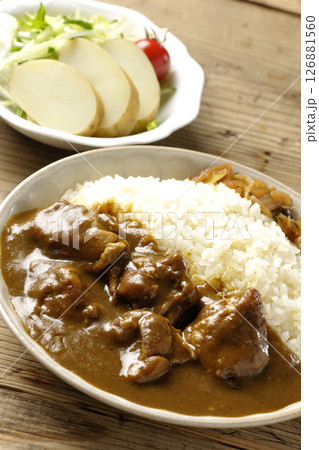 大きな鶏肉がゴロゴロと入っているチキンカレーとじゃがいもサラダ 大きな鶏肉がゴロゴロと入っているチキンカレーとじゃがいもサラダ 126881560