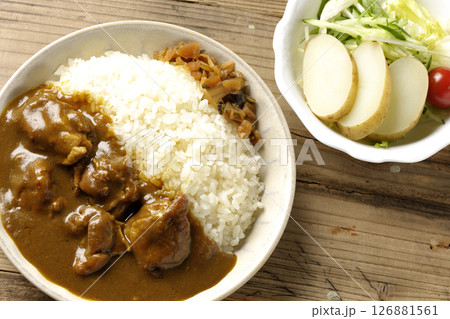 大きな鶏肉がゴロゴロと入っているチキンカレーとじゃがいもサラダ 126881561