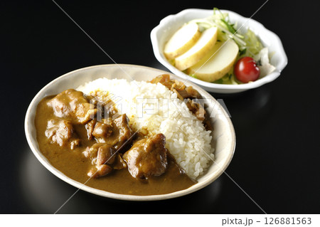 大きな鶏肉がゴロゴロと入っているチキンカレーとじゃがいもサラダ 大きな鶏肉がゴロゴロと入っているチキンカレーとじゃがいもサラダ 126881563
