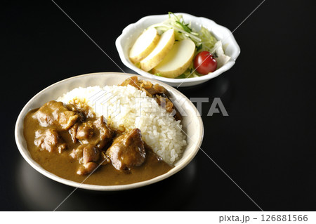 大きな鶏肉がゴロゴロと入っているチキンカレーとじゃがいもサラダ 126881566