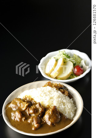 大きな鶏肉がゴロゴロと入っているチキンカレーとじゃがいもサラダ 126881570