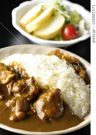大きな鶏肉がゴロゴロと入っているチキンカレーとじゃがいもサラダ 126881571