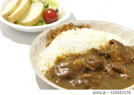 大きな鶏肉がゴロゴロと入っているチキンカレーとじゃがいもサラダ 126881576