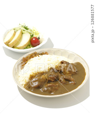 大きな鶏肉がゴロゴロと入っているチキンカレーとじゃがいもサラダ 126881577