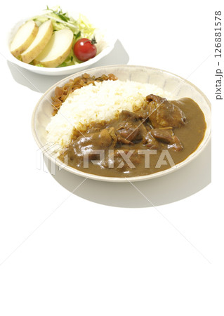 大きな鶏肉がゴロゴロと入っているチキンカレーとじゃがいもサラダ 大きな鶏肉がゴロゴロと入っているチキンカレーとじゃがいもサラダ 126881578