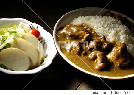 大きな鶏肉がゴロゴロと入っているチキンカレーとじゃがいもサラダ 大きな鶏肉がゴロゴロと入っているチキンカレーとじゃがいもサラダ 126881581