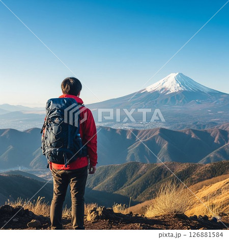 山の山頂から富士山を望むハイカー 山の山頂から富士山を望むハイカー 126881584