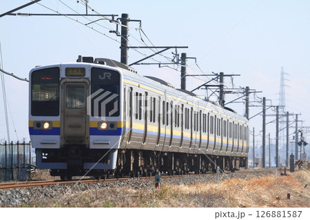 総武本線のローカル線区間を走る普通列車 126881587