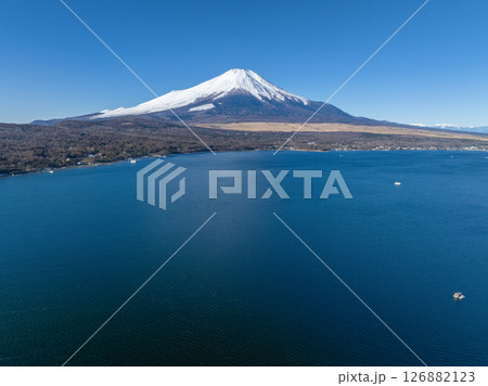 山中湖と富士山の空撮 126882123