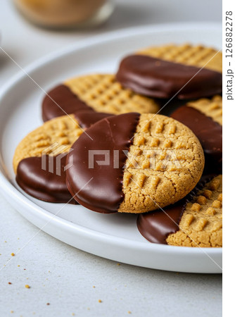 濃厚なチョコレートに浸したピーナッツバタークッキー 126882278