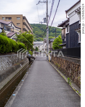 水路が通る住宅密集地 126882624