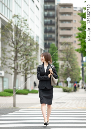 スーツを着た歩く女性 スーツを着た歩く女性 126882730