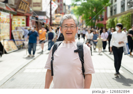 街を歩くシニア 街を歩くシニア 126882894