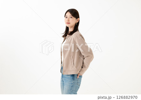 デニムを履いた女性 126882970