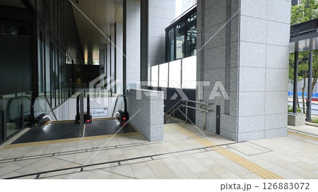 東京メトロ銀座線、南北線の溜池山王駅12b番出入口、エレベーターとエスカレーターが設置 東京メトロ銀座線、南北線の溜池山王駅12b番出入口、エレベーターとエスカレーターが設置 126883072