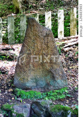 宇宙エネルギーが降注ぎ京の都の鬼門を護る鞍馬寺の… 金運向上パワースポット『信樂香雲歌碑』 126883983