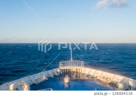 【東京九州フェリーはまゆう新門司行 大時化の太平洋上船首から】 【東京九州フェリーはまゆう新門司行 大時化の太平洋上船首から】 126884116