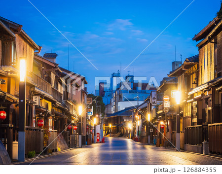 京都　夜明け前の花見小路 126884355