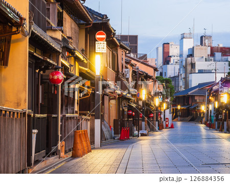 京都　夜明け前の花見小路 126884356
