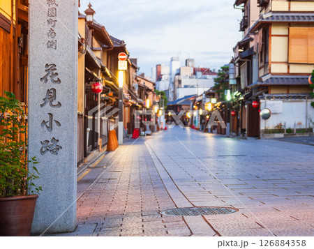京都 夜明け前の花見小路 京都 夜明け前の花見小路 126884358