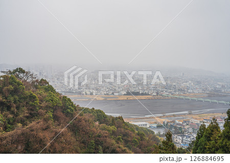 静岡市の円山花木園から見た雪の降る中の静岡市の街並み(静岡県) 126884695
