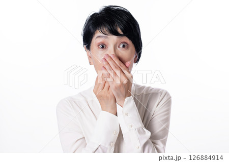 口に手を当てて驚く中年女性 126884914