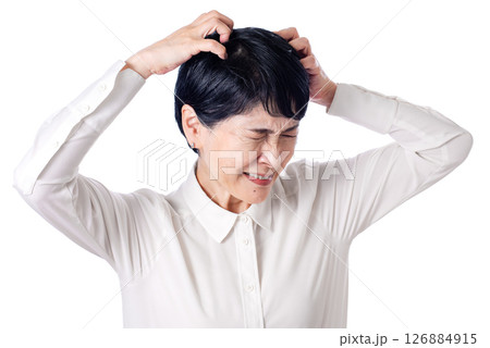 頭を抱える中年女性 頭を抱える中年女性 126884915