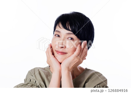 頬杖をつくシニア女性 126884916