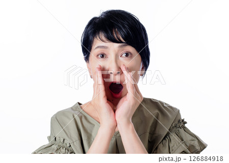 両手を添えて声を発する中年女性 両手を添えて声を発する中年女性 126884918