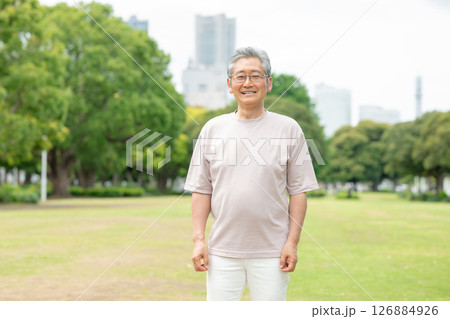 笑顔のシニア男性 126884926