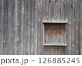 板張りの木壁と閉ざされた木の小窓 126885245