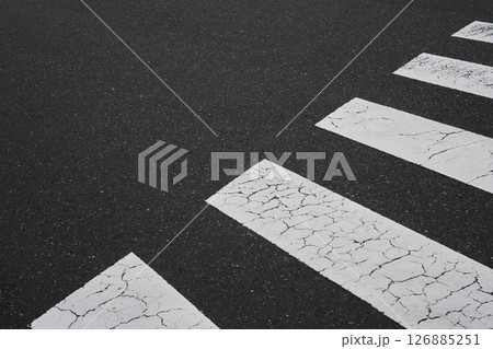 雨の日の横断歩道 雨の日の横断歩道 126885251