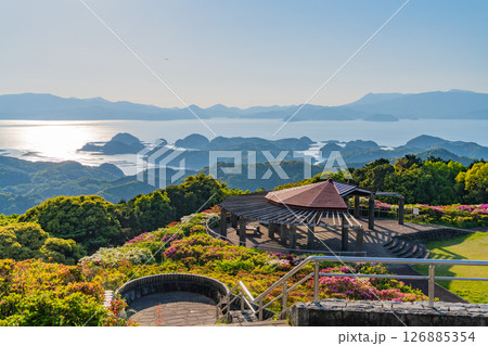 (長崎県)長串山公園 満開のツツジの向こうに北九十九島 (長崎県)長串山公園 満開のツツジの向こうに北九十九島 126885354