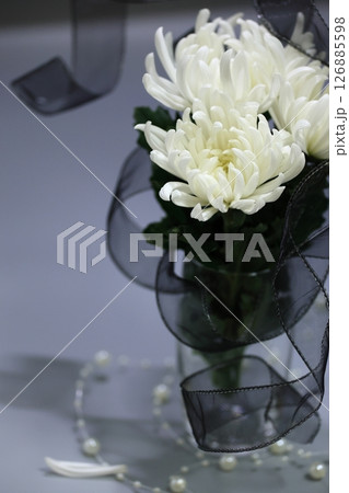 訃報、お悔みのイメージの花 訃報、お悔みのイメージの花 126885598