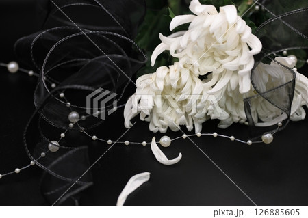 訃報、お悔みのイメージの花　 126885605